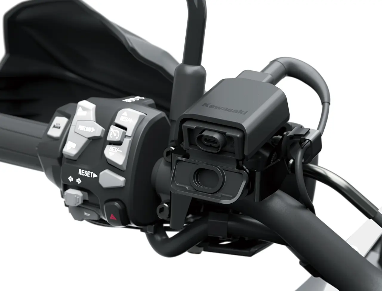 Handlebar-Mounted USB-C Outlet Handlebar-Mounted USB-C Outlet