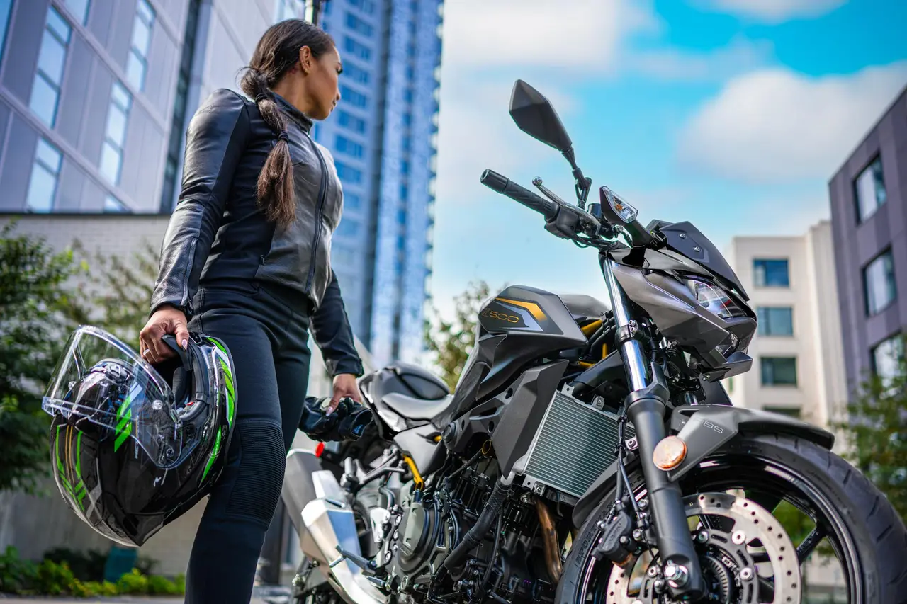 Confidence-Inspiring Reach To The Ground Confidence-Inspiring Reach To The Ground